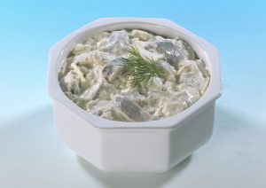 9254-01061-S-Heringshappen-in-Dillcreme-300x212 Feinster Heringssalat in Dillcreme – Bild 1